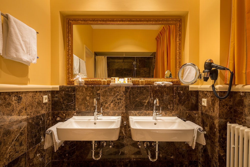Premium Double Room - Photo 7