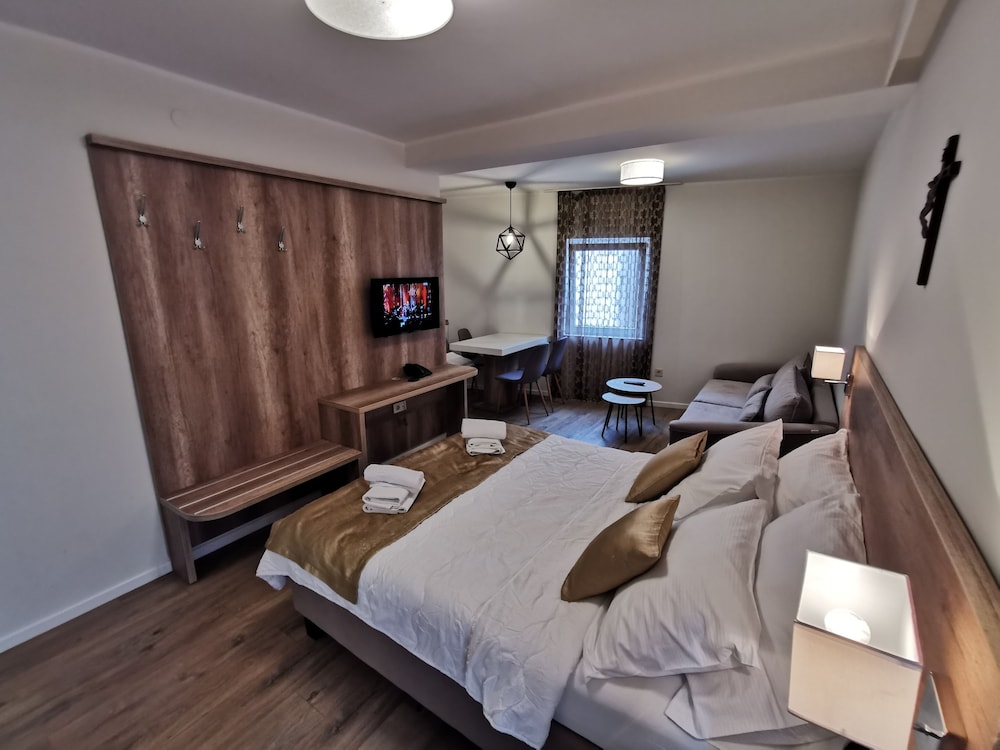 Family Studio Suite, 1 Queen Bed photo 3