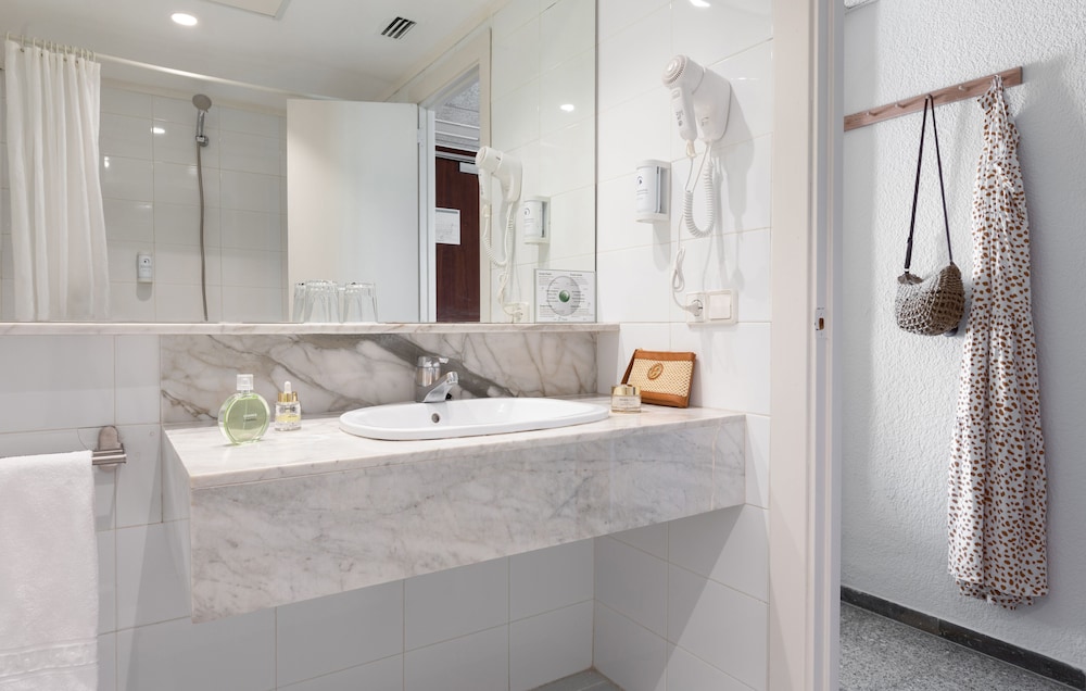 Standard Triple Room (with air conditioning) - Photo 15