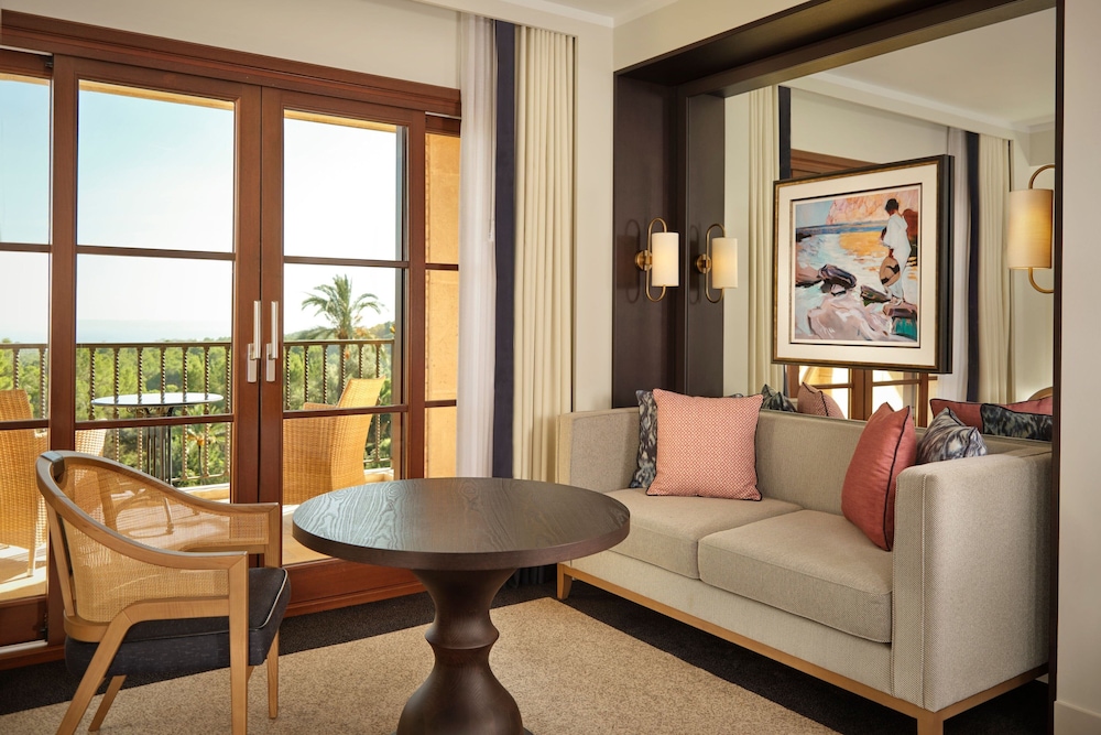Grand Room, 1 King Bed, Balcony, Bay View (Balcony) - Photo 12