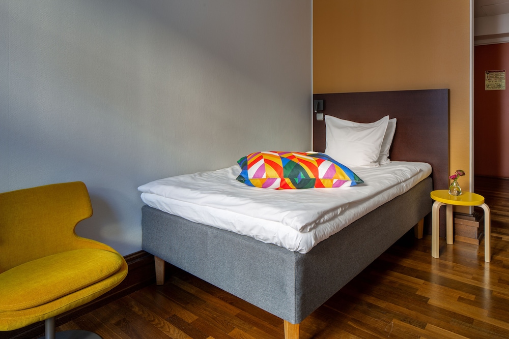 Mini (One Single Bed)