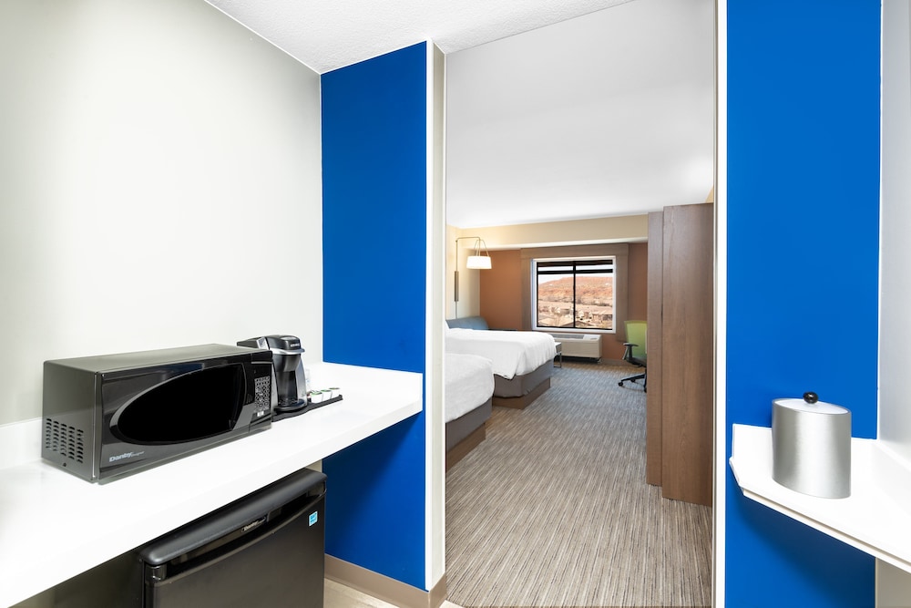 Standard Room, 2 Queen Beds, Mountain View - Photo 1