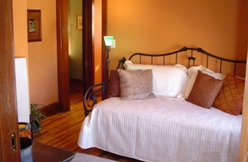 Standard Suite, Ensuite (Rudyard Kipling) photo 1