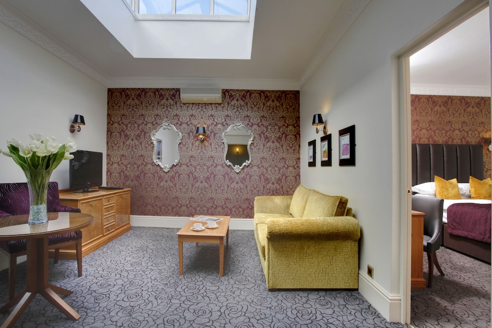 Suite, No Windows (Internal, Roof Lantern wind) photo 1