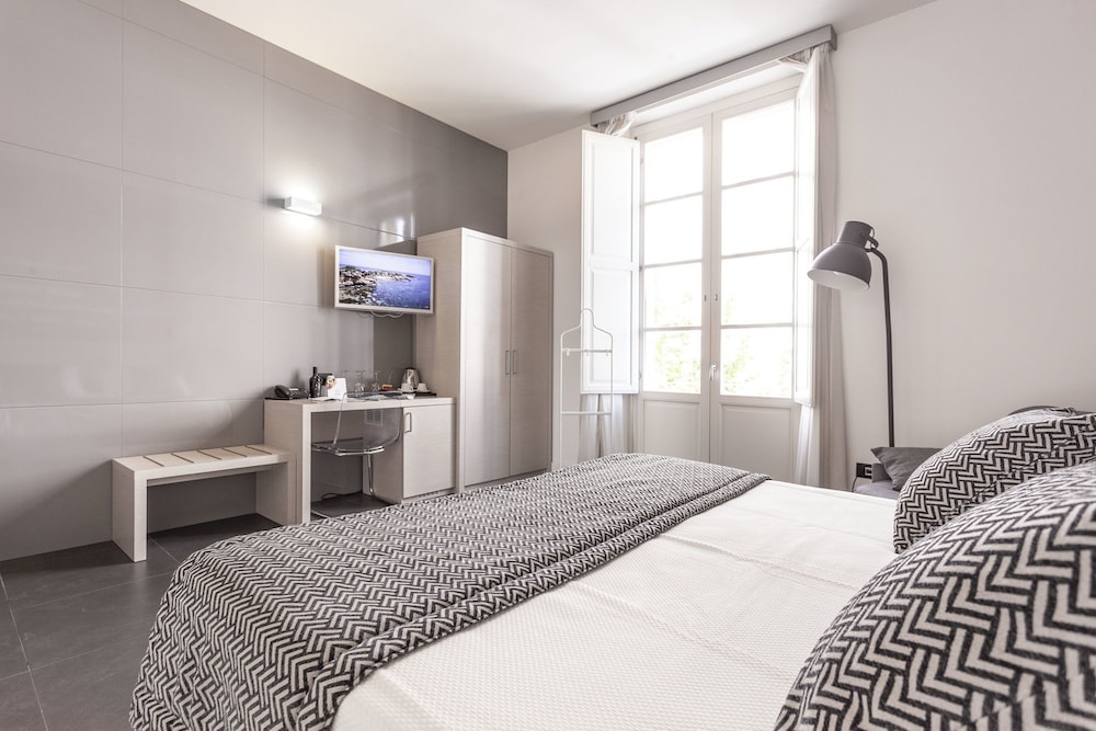 Superior Quadruple Room, City View photo 3
