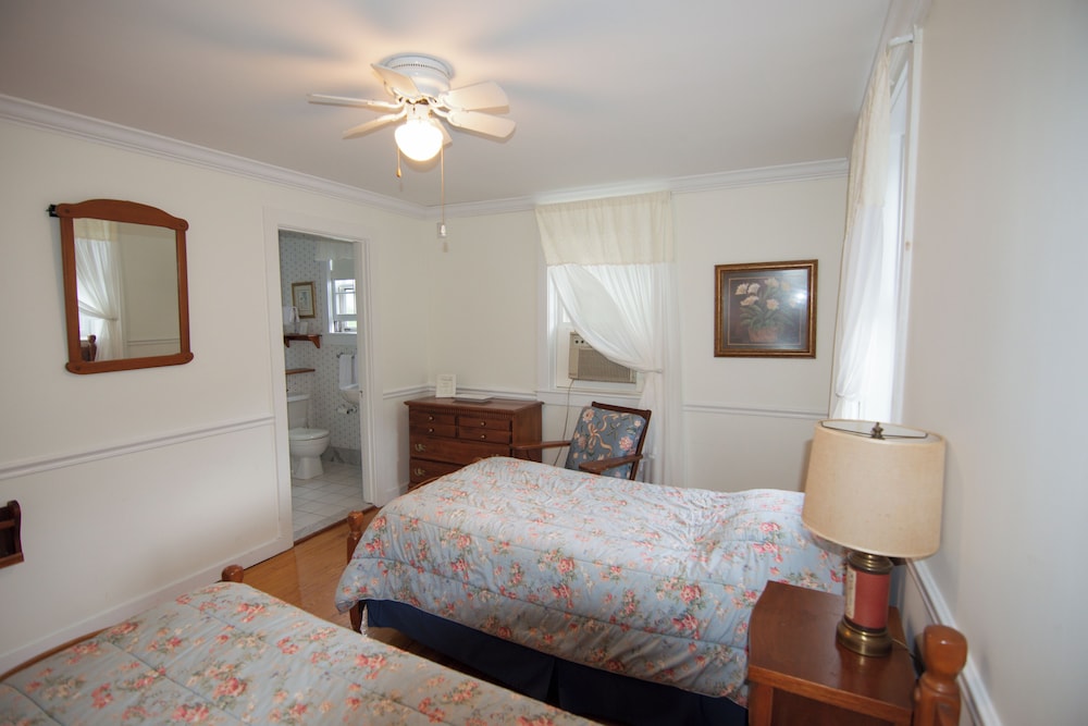 C1 Carriage House Twin Room photo 3