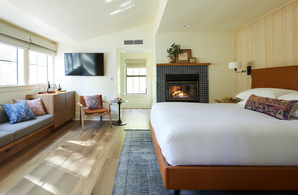Room, 1 King Bed, Bathtub (Cazadero, Cedar Tub) photo 1