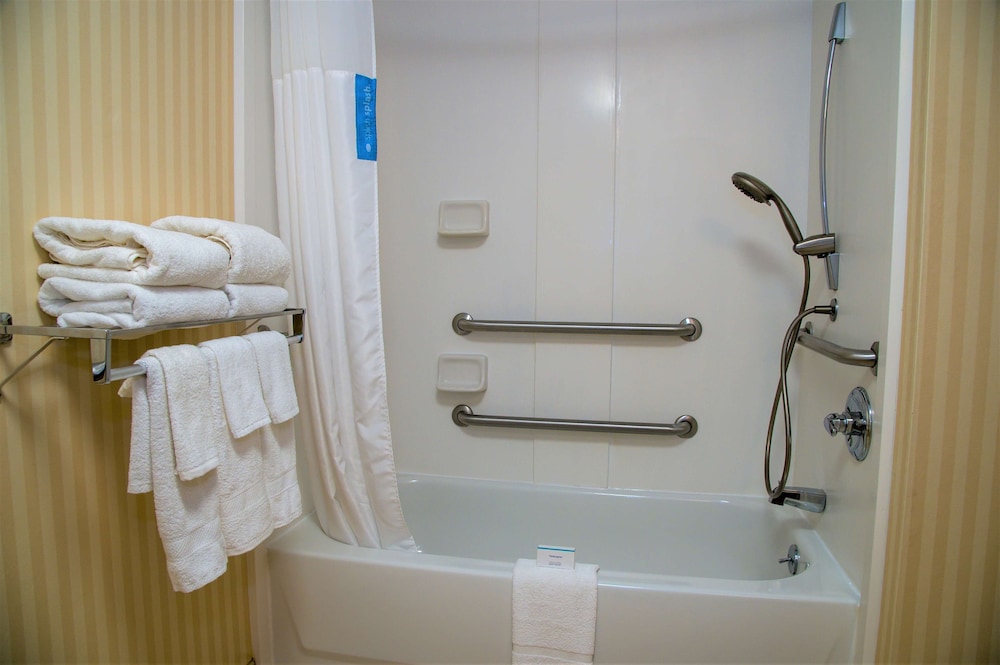 Room, 2 Queen Beds, Accessible, Non Smoking - Photo 4