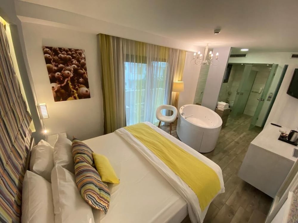 Honeymoon Suite with Jacuzzi Sea View