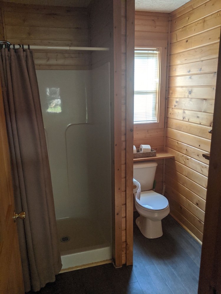 Cabin, 2 Bedrooms, Lake View (Cabin 6) photo 2