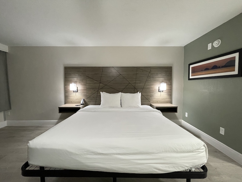 Suite, 1 King Bed, Non Smoking, Hot Tub - Photo 4