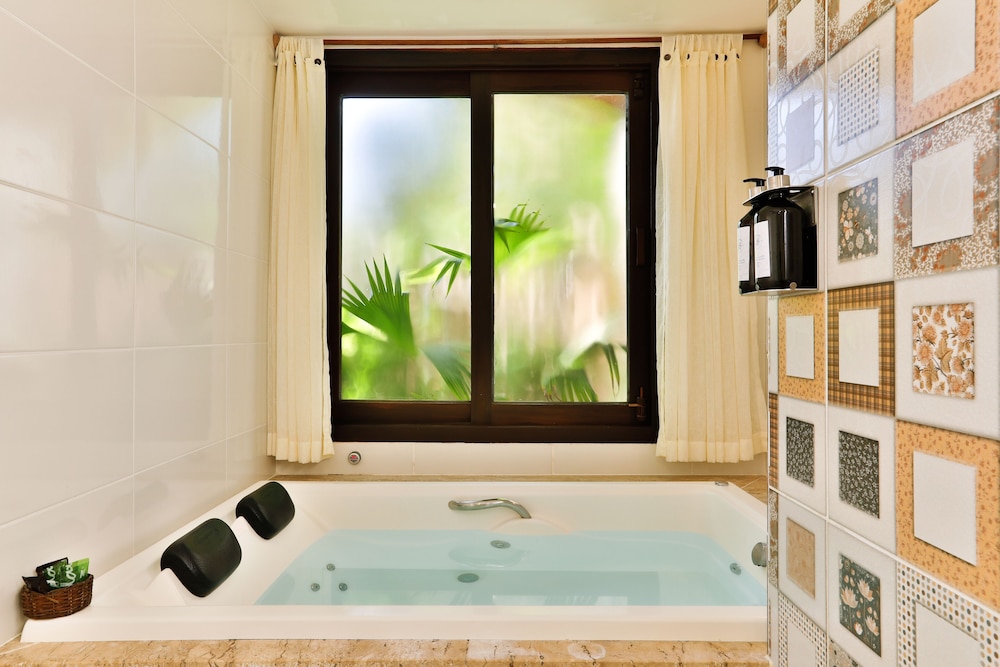 Quarto casal superluxo, banheira de hidromassagem, vista para o jardim