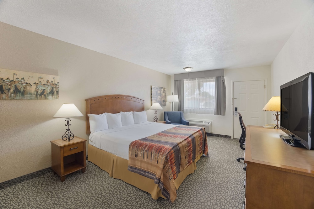 Standard Room, 1 King Bed, Non Smoking, Refrigerator photo 3