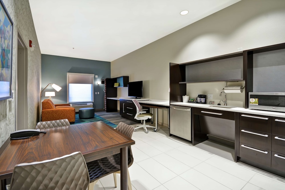 Suite, 1 Queen Bed, Accessible (Mobility & Hearing, Roll-in Shower)