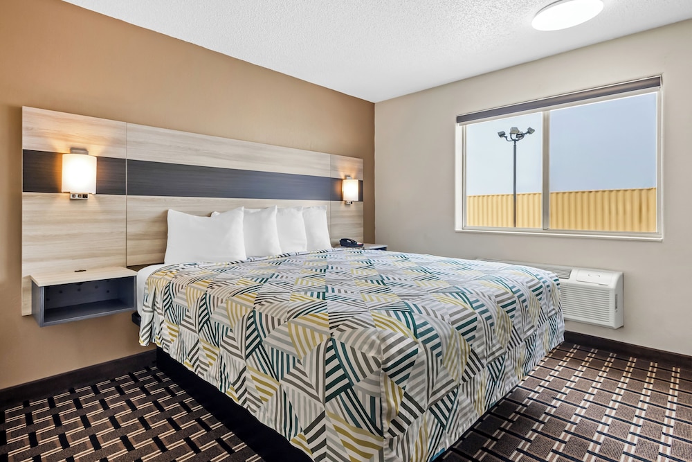 Deluxe Room, 1 King Bed, Non Smoking photo 1