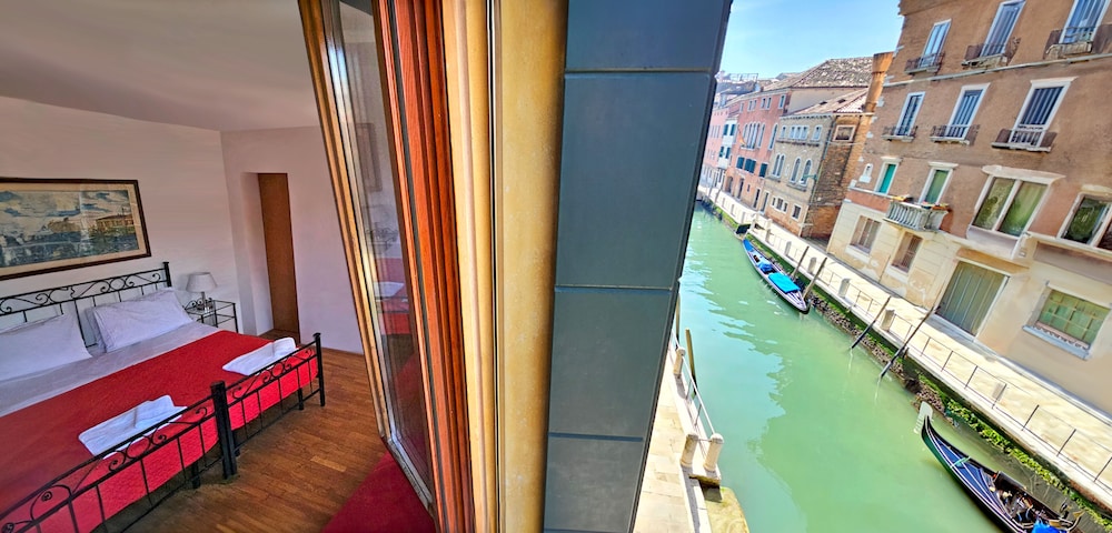 Classic Apartment, Canal View photo 3