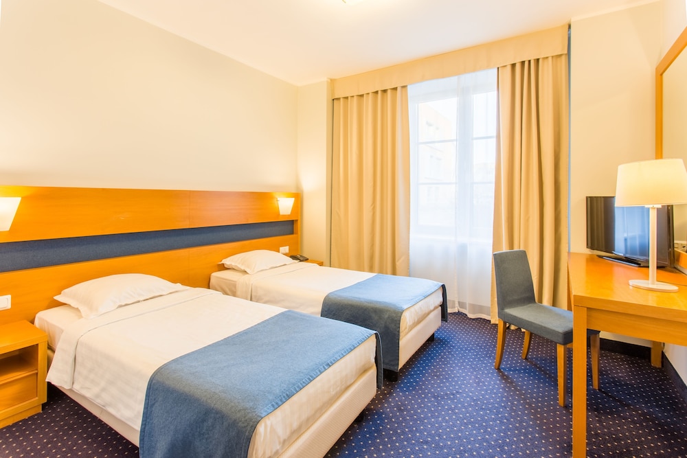 Standard Twin Room - Photo 1