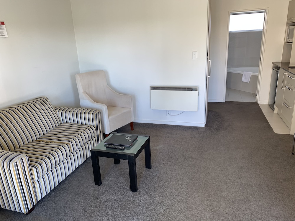 Superior Suite, 1 Bedroom, Jetted Tub - Photo 5