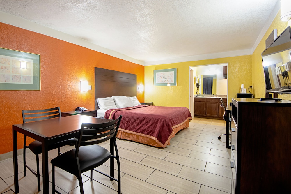 Standard Room, 1 King Bed, Non Smoking photo 1