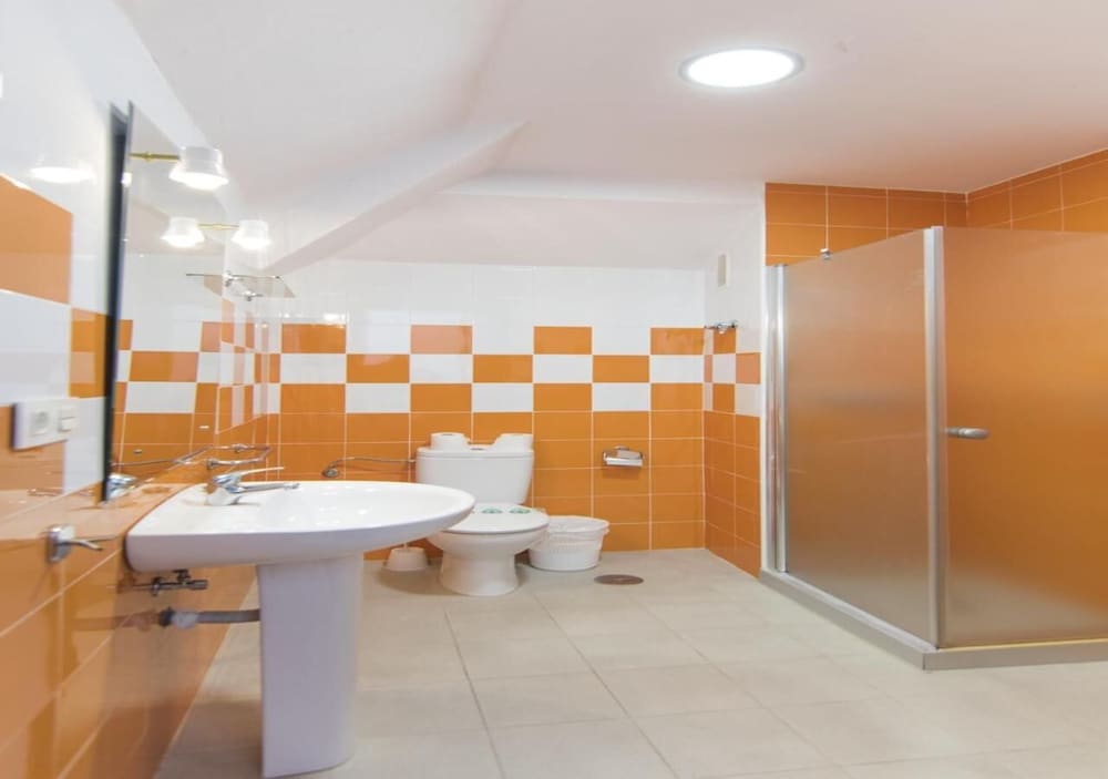 Basic Triple Room, Private Bathroom photo 2