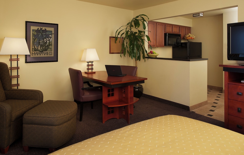 Traditional Studio Suite (W King Bed) - Photo 2