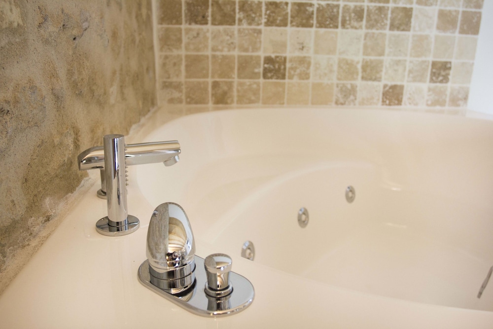 Premium Suite, Jetted Tub photo 3