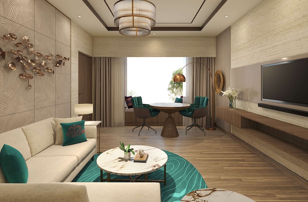 Deluxe Suite, 1 King Bed, Pool View photo 3