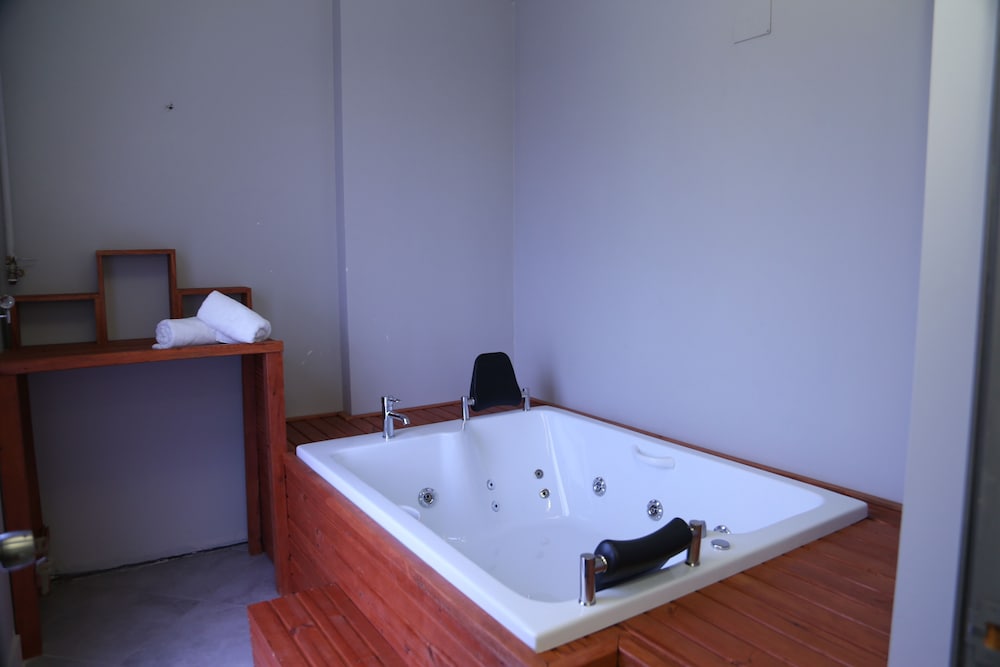 Luxury Double Room, 1 King Bed, Hot Tub, Sea View photo 2