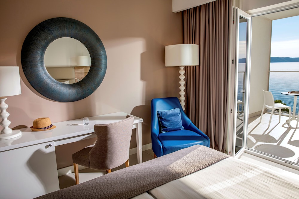 Economy Double Room with Balcony and Partial Sea View