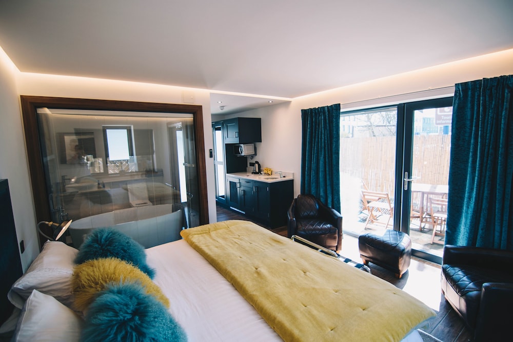 Deluxe Studio Suite (with private hot tub)