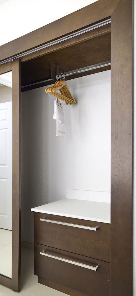 Suite, 1 Bedroom - Photo 2