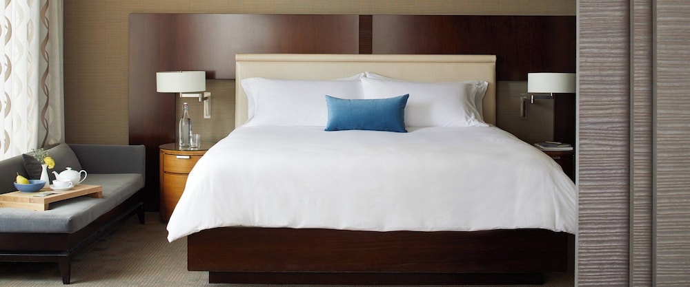 Suite, 1 King Bed, Space Needle View