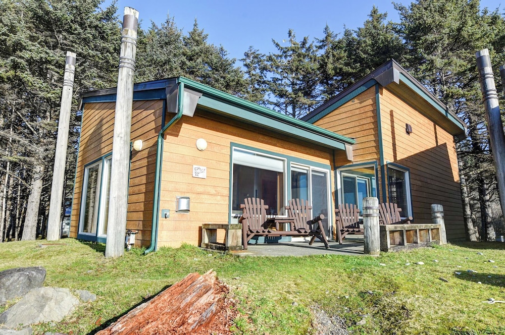 Luxury Cabin, 2 Bedrooms, Oceanfront photo 2