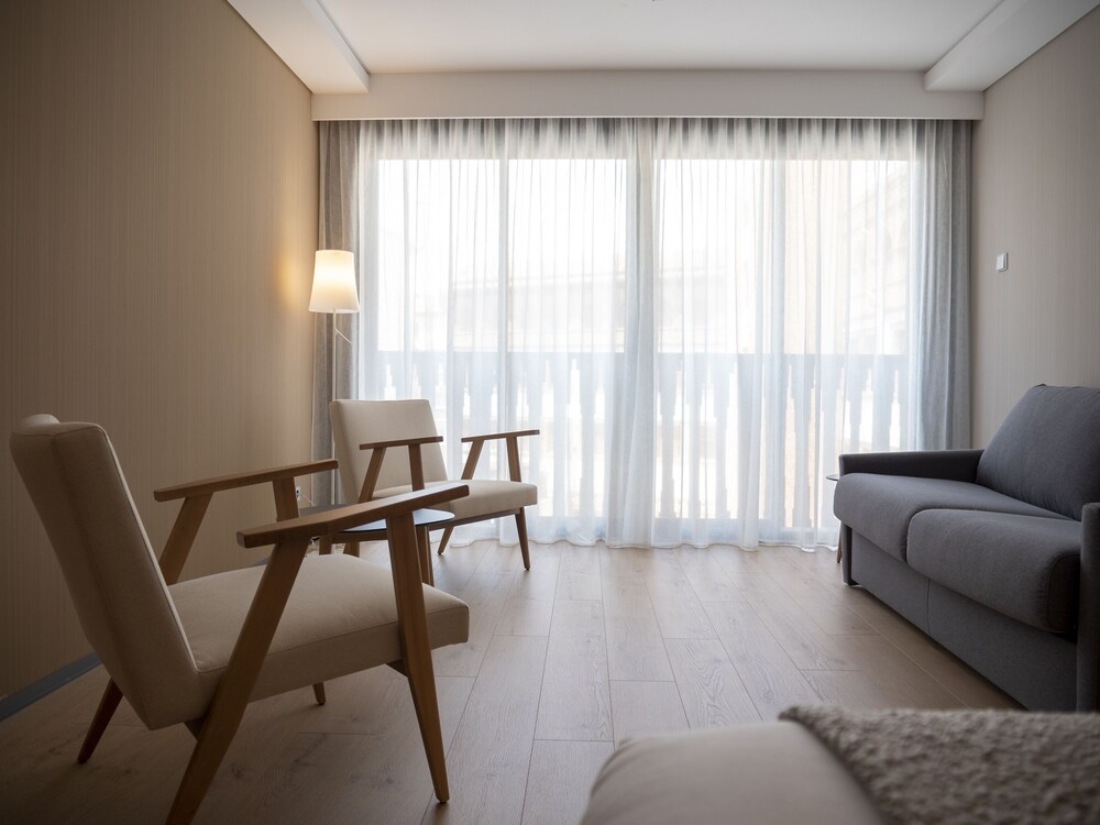 Family Room - Photo 2