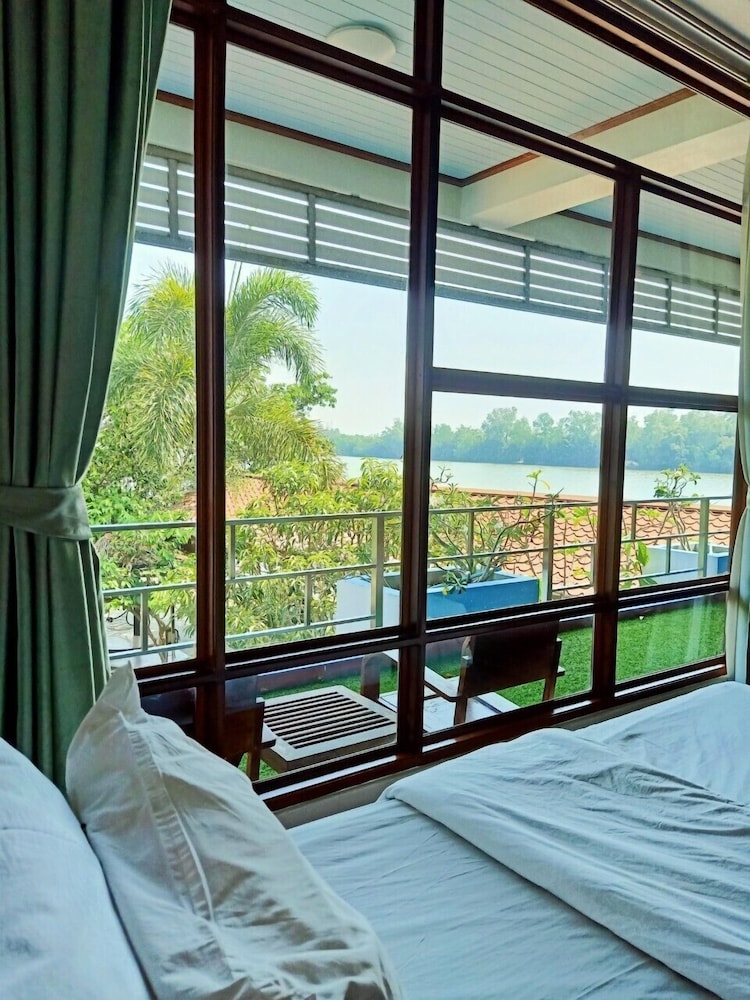 Family Room, River View, Corner