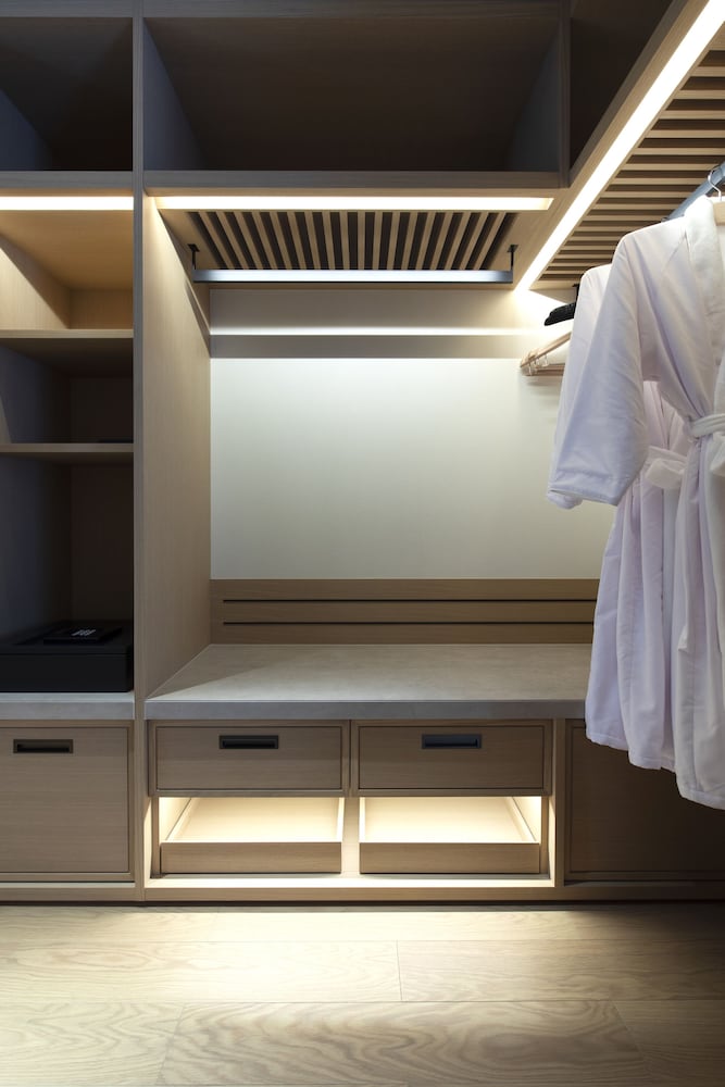 Premium Deluxe Room 1 King Bed - Photo 1