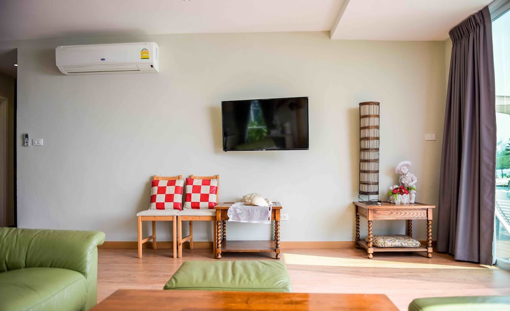 Captain House - Photo 5