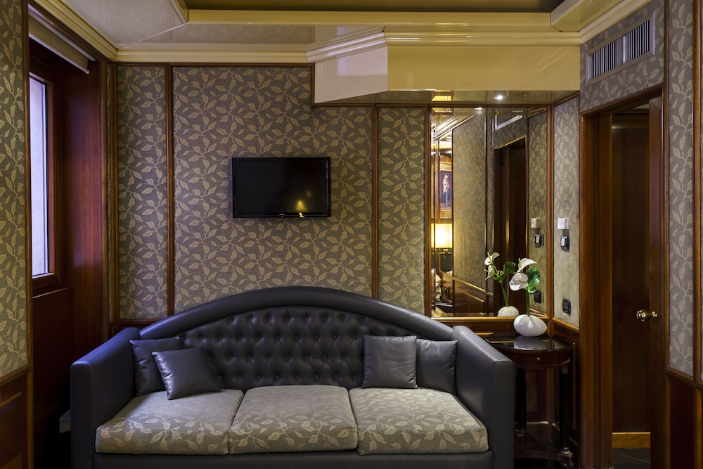 Standard Triple Room thumbnail 5