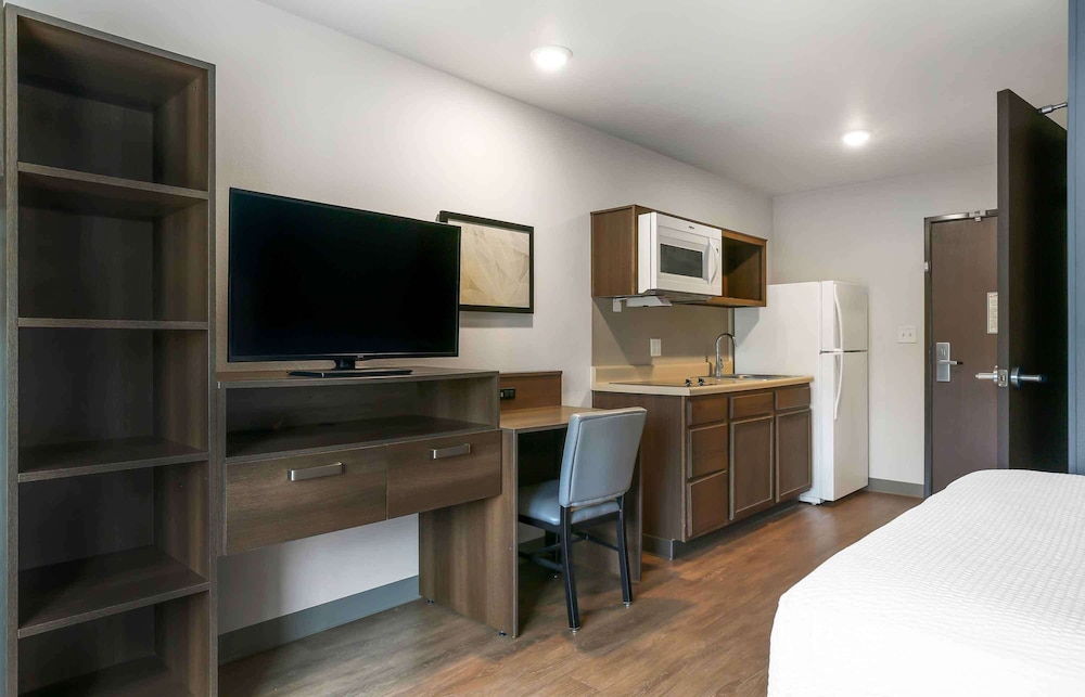 Standard Studio, 1 Queen Bed, Non Smoking, Refrigerator & Microwave photo 3