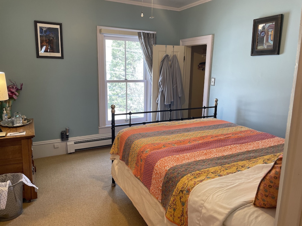 Comfort Single Room, 1 Queen Bed, Private Bathroom photo 3