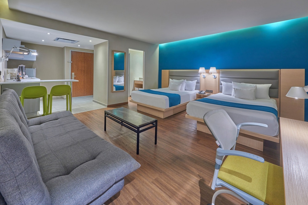 Suite, 2 Double Beds - Photo 2