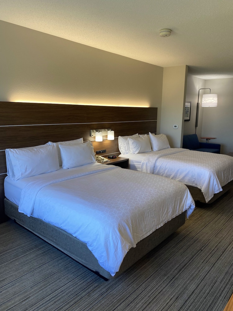 Suite, 2 Queen Beds (Living Area) - Photo 18