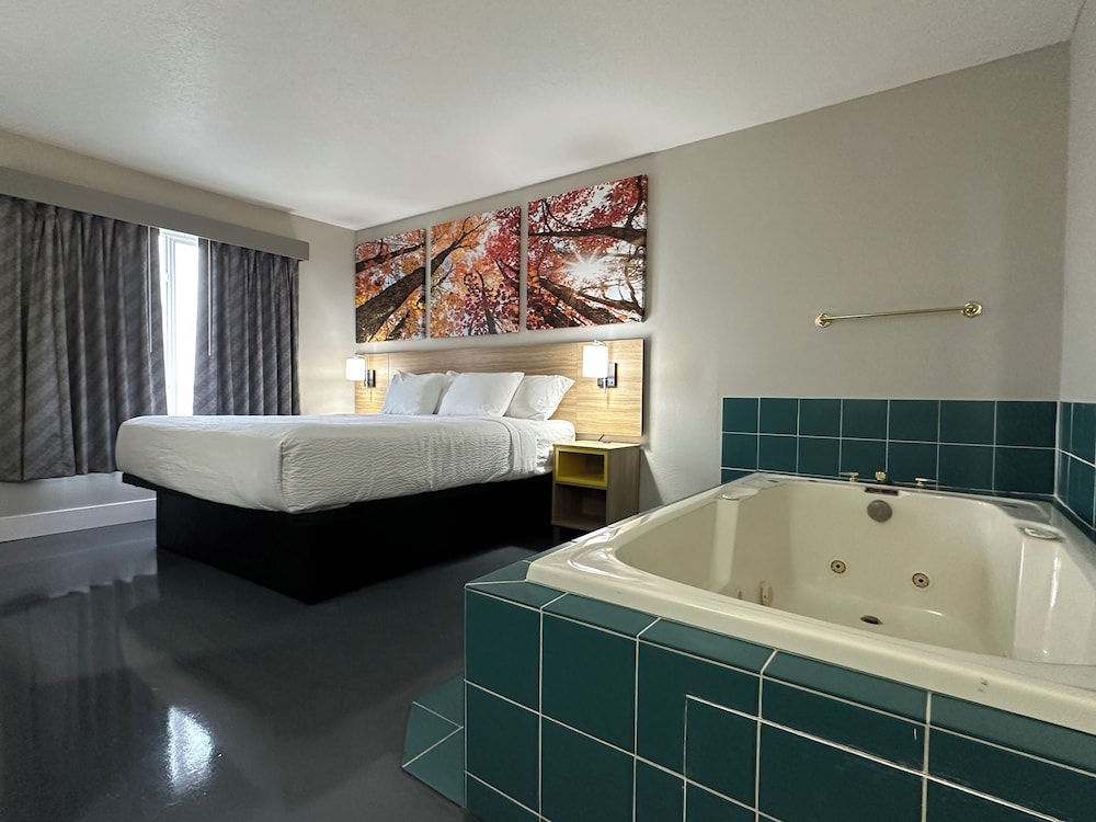 Suite, 1 King Bed, Non Smoking - Photo 2
