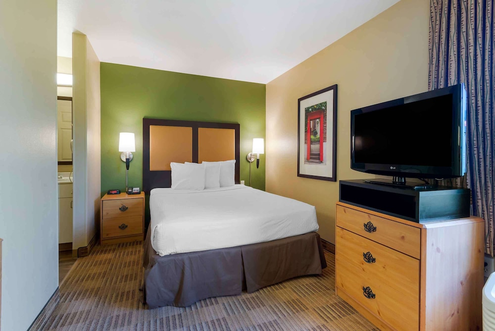 Deluxe Studio, 1 Queen Bed with Sofa bed, Accessible, Non Smoking - Photo 1