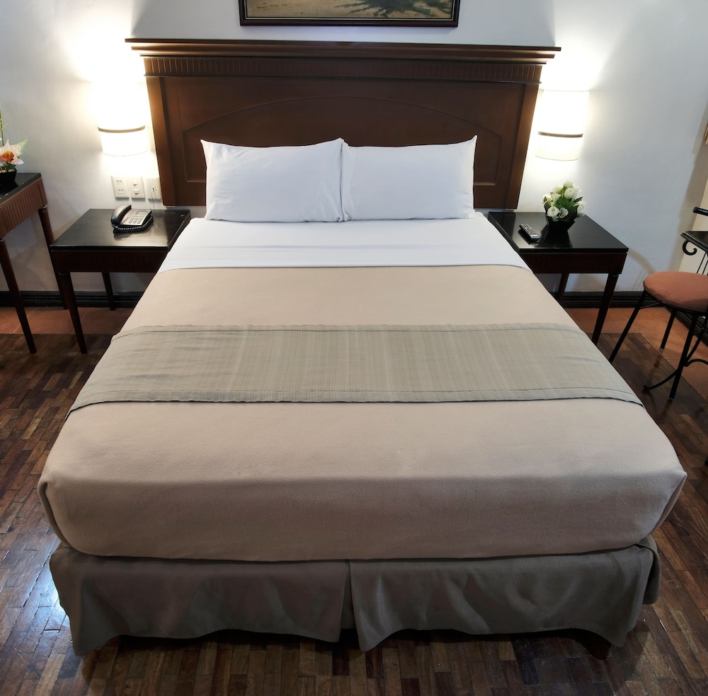 Deluxe Room, 1 Queen Bed - Photo 12