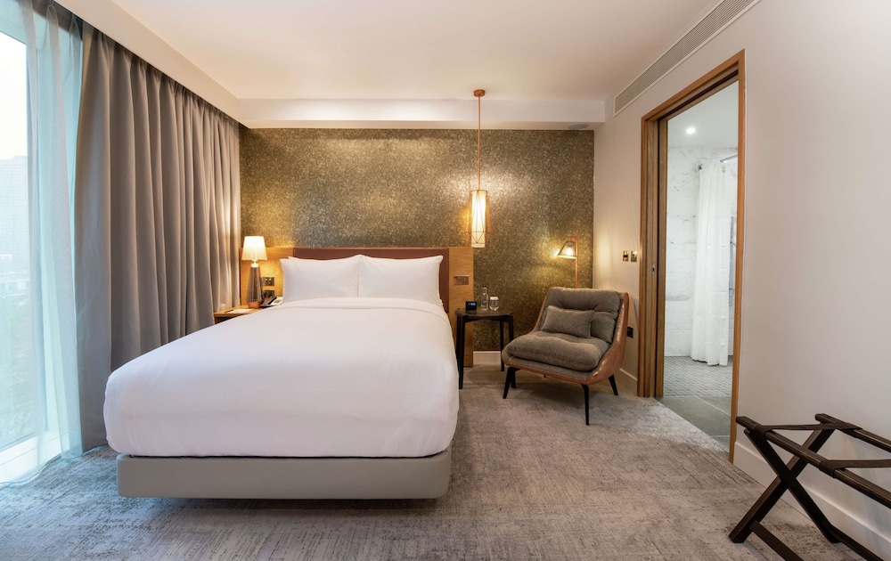 Accessible Queen Deluxe Room photo 1