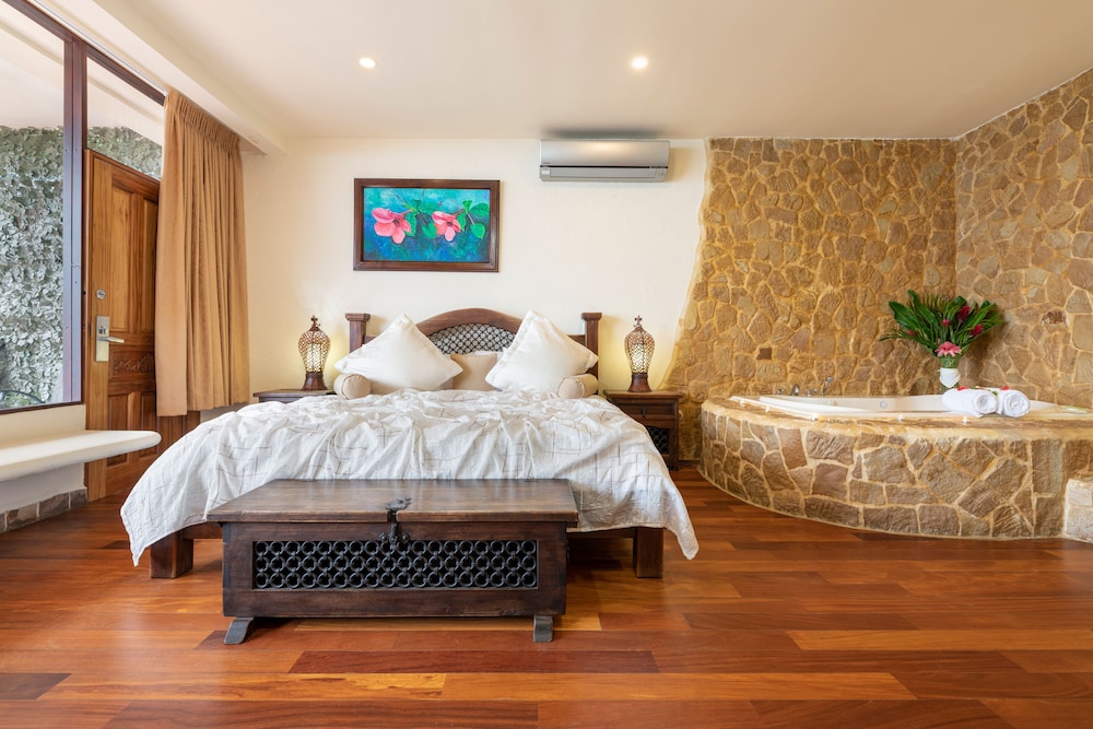 Honeymoon Suite with Ocean View - Photo 1