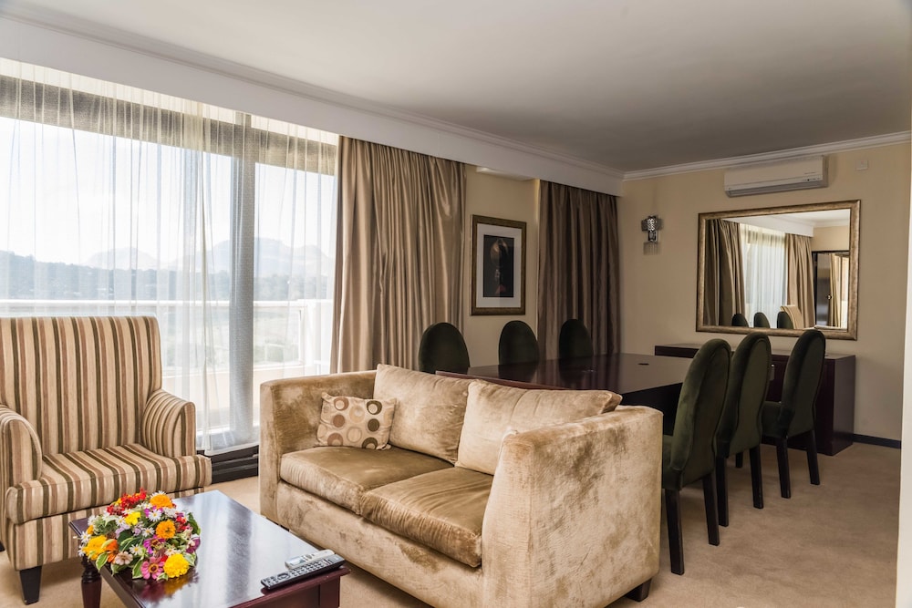 Executive Suite - Photo 4