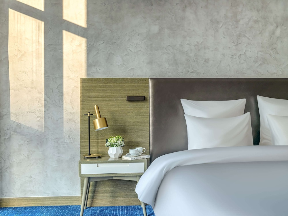 Executive Suite, 1 King Bed, City View