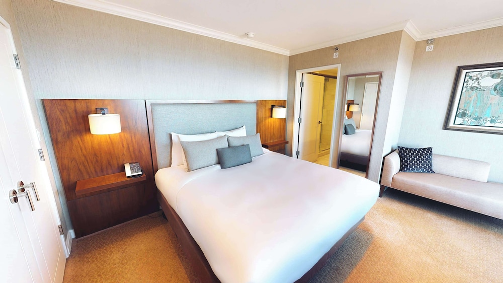 Suite, 1 King Bed thumbnail 6